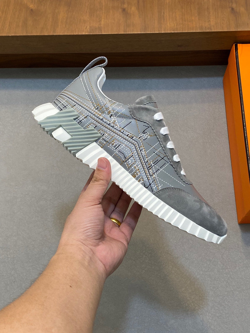 Bouncing sneaker hermes