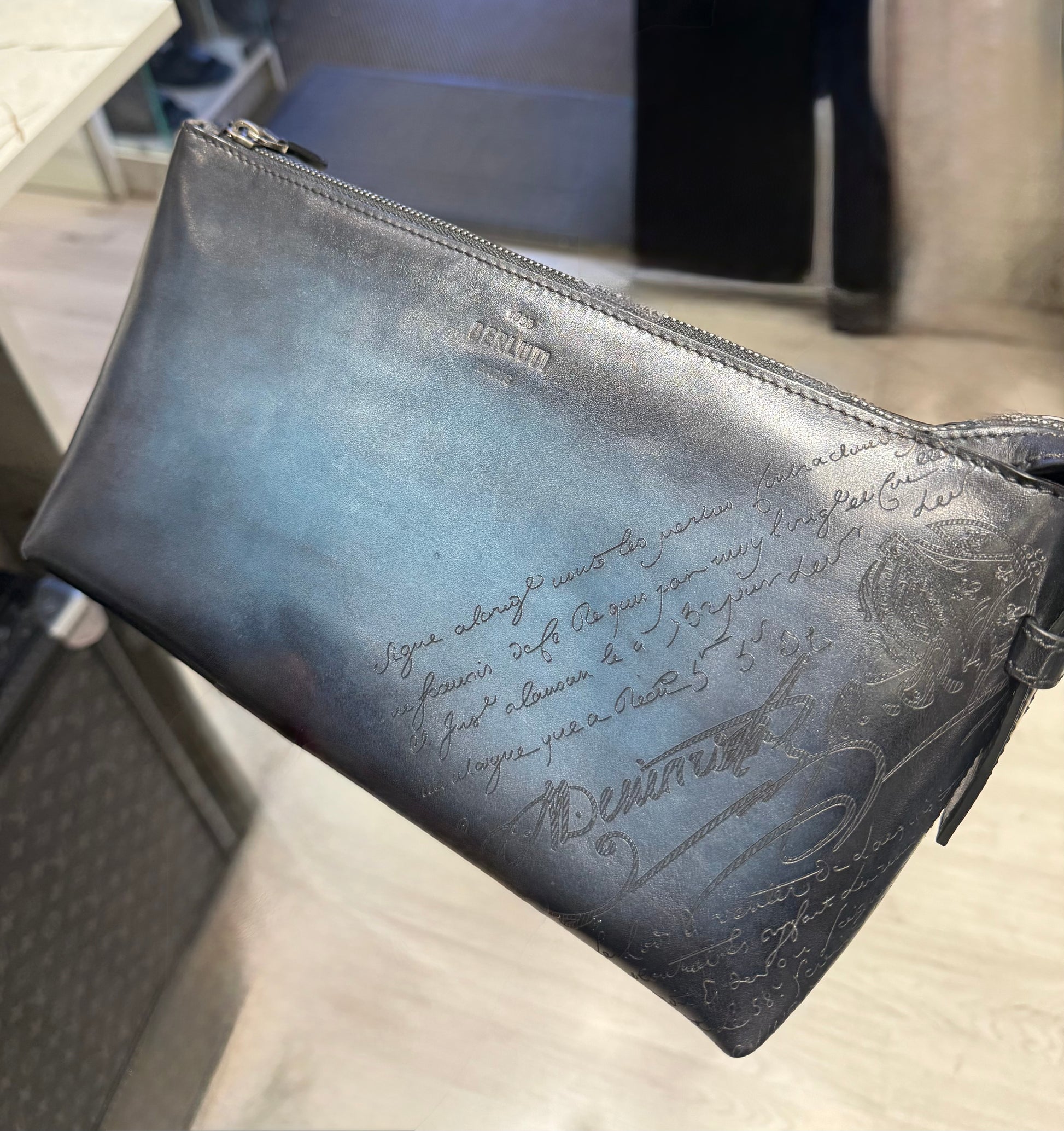 POCHETTE BERLUTI ZIPPEE TOUJOURS SOFT EN CUIR SCRITTO