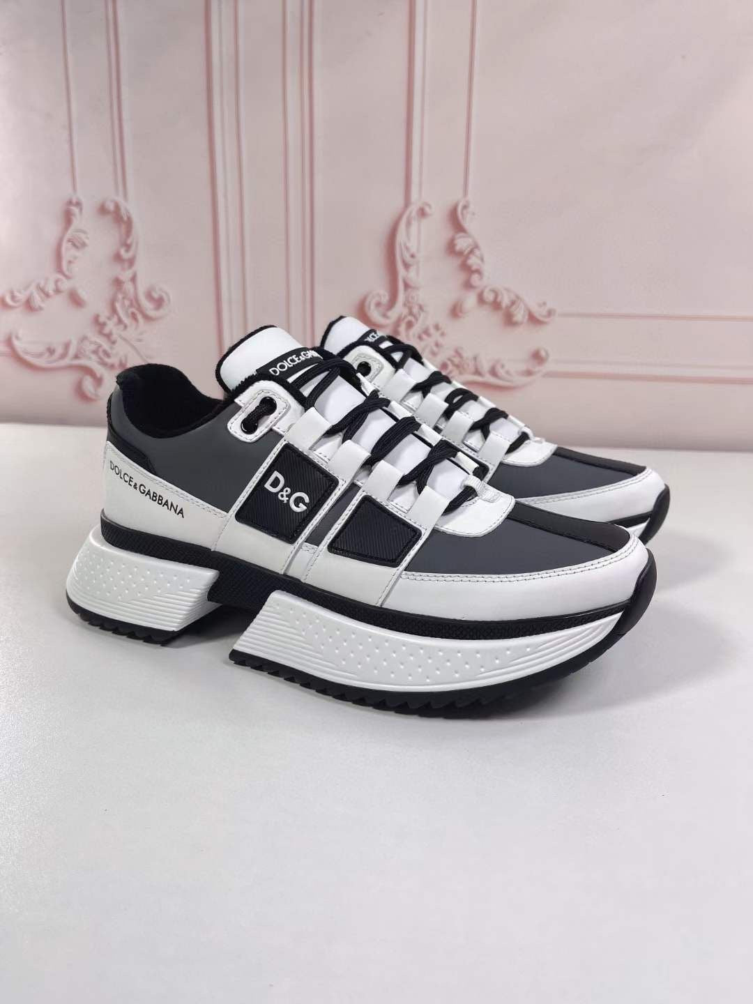 Dolce & Gabbana Leather sneakers