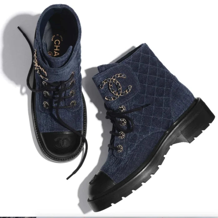 BOTTINES CHANEL 21A MATELASSEES A CHAINE EN NOIR/BLEU INDIGO