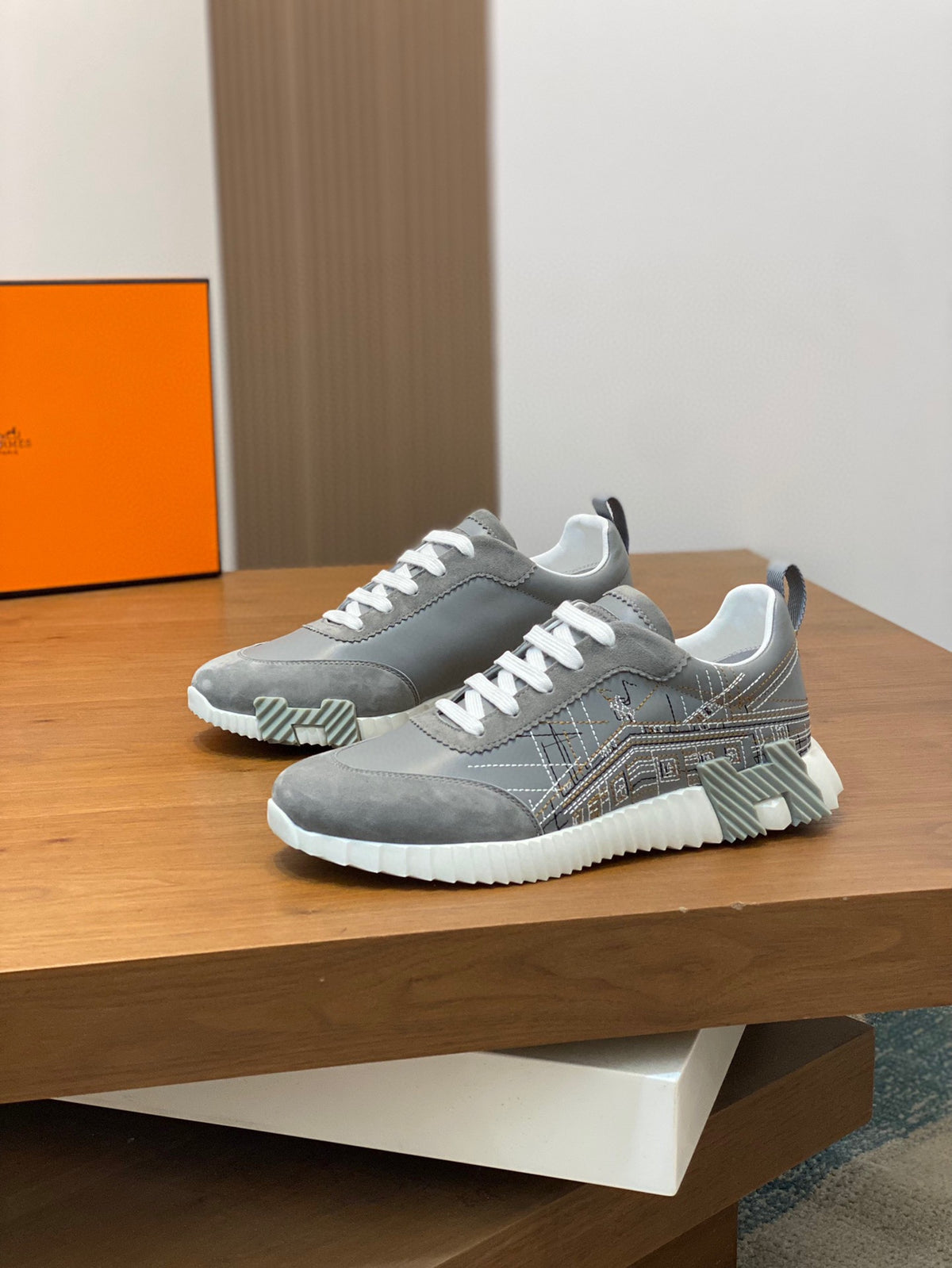Bouncing sneaker hermes