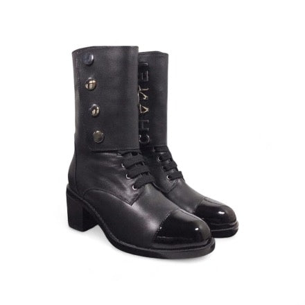 BOTTINES CHENEL AVEC BOUTON LOGO EN NOIR