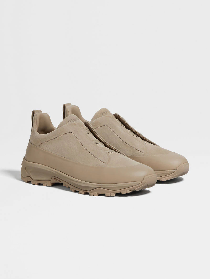 BASKETS TRIPLE STITCH™ MONTE EN CUIR ET VEAU VELOURS TAUPE CLAIR