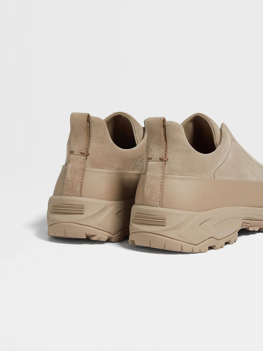 BASKETS TRIPLE STITCH™ MONTE EN CUIR ET VEAU VELOURS TAUPE CLAIR