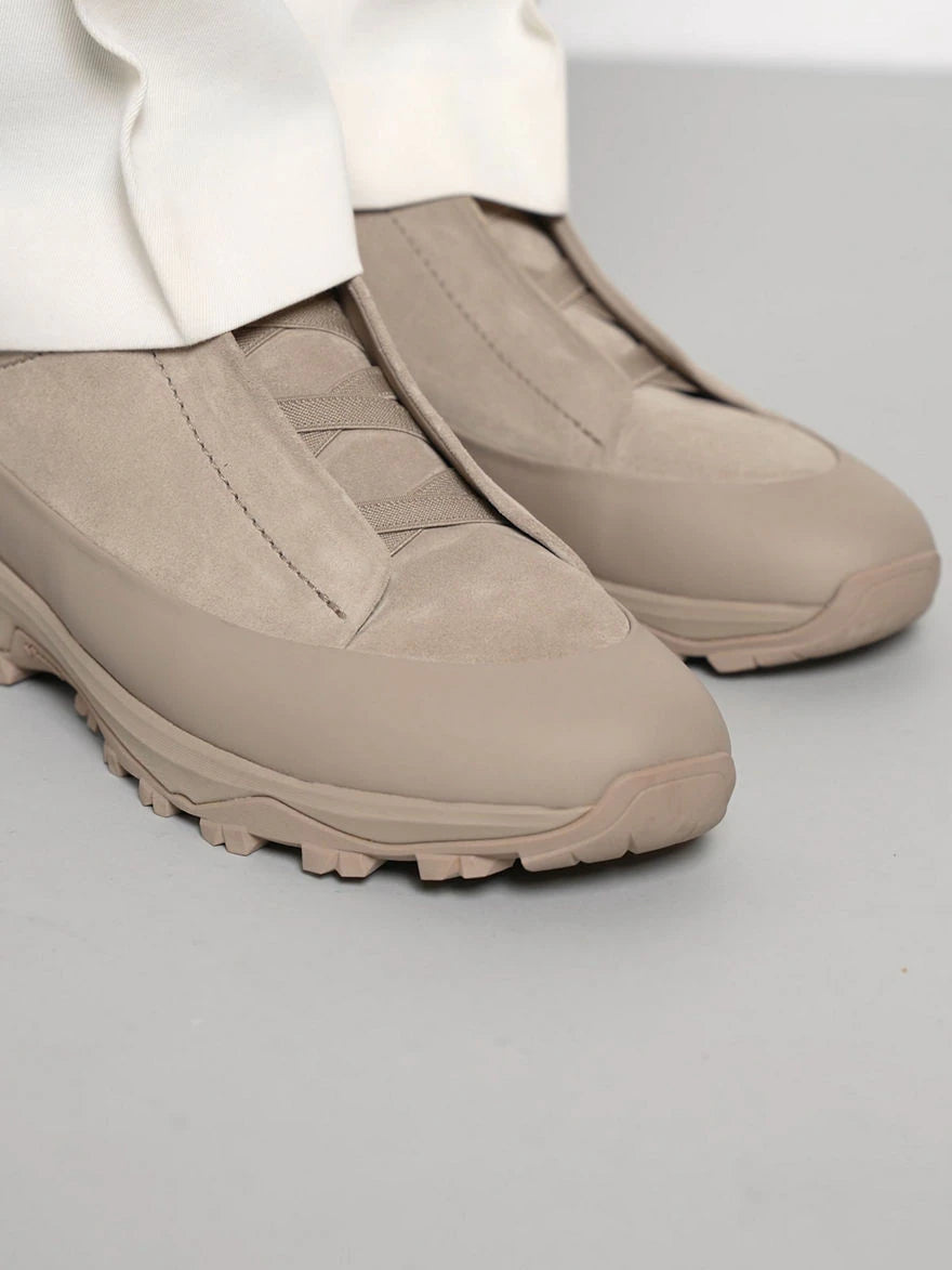 BASKETS TRIPLE STITCH™ MONTE EN CUIR ET VEAU VELOURS TAUPE CLAIR